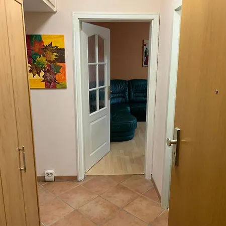 In Schwerin, Ferienwohnung, Moebliert F 4 Personen