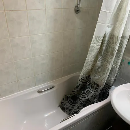 In Schwerin, Ferienwohnung, Moebliert F 4 Personen Lejlighed *